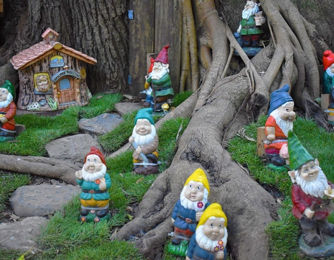 Gnomes under free in Fairy Garden, Kumbartcho